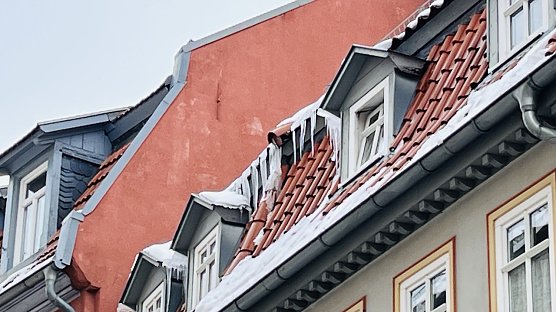 Eiszapfen h&auml;ngen an den D&auml;chern in Bad Langensalza  (Foto: Eva Maria Wiegand)