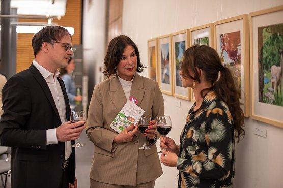 Das Autorenpaar im Gespr&auml;ch mit Th&uuml;ringens Wirtschaftsministerin Colette Boss-John.  (Foto: Familie Schwarzkopf)