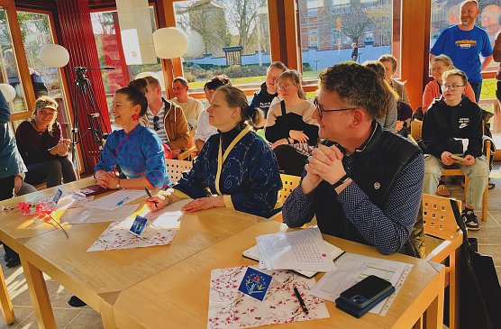 Jury v.li.n.re. Mary Fischer, Anja Klement, Markus Lehmann. Im Hintergrund Eltern (Foto: Eva Maria Wiegand)