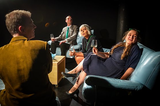 Darsteller vom Theater Eisenach mit dem Stück "Drei Mal leben" (Foto: tam Eisenach) Darsteller vom Theater Eisenach mit dem Stück "Drei Mal leben" (Foto: tam Eisenach)