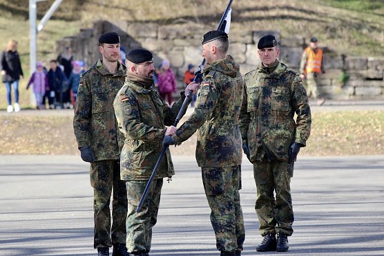Kommando&uuml;bergabe von Major Baumbach (li.) an Hauptmann Scheller (2.von re.); Oberstleutnant Hoppe (2.von li) (Foto: Eva Maria Wiegand)