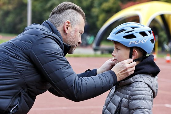 Ein Fahrradhelm sollte gut sitzen. (Foto: ©ADAC/Ralph Wagner) Ein Fahrradhelm sollte gut sitzen. (Foto: ©ADAC/Ralph Wagner)