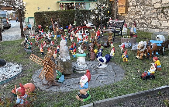 Buntes Treiben auf dem Grundst&uuml;ck der Familie Mamat (Foto: oas)