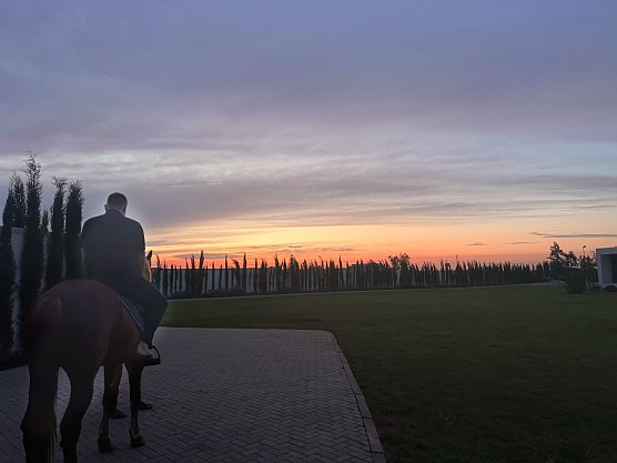 Mit dem Pferd in den Sonnenuntergang. (Foto: Marcus Roesch)