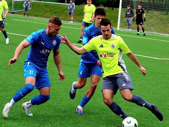 Abstiegskampf um jeden Ball gestern auf dem Nordh&auml;user Kunstrasenplatz (Foto: FSVP)