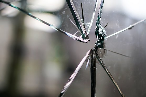 Symbolbild - kaputte Fensterscheibe (Foto: Pixabay-kirahoffmann)