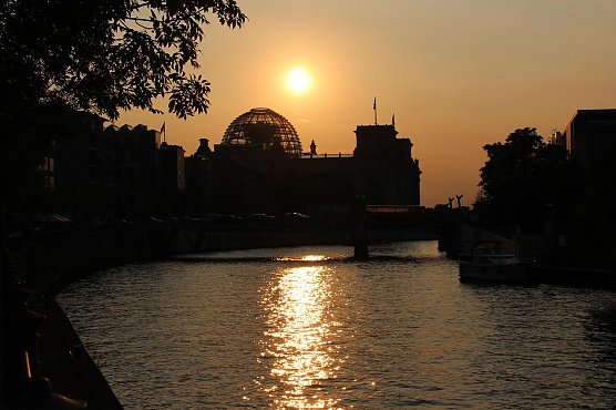 Abendd&auml;mmerung &uuml;ber Berlin (Foto: Regina auf Pixabay)
