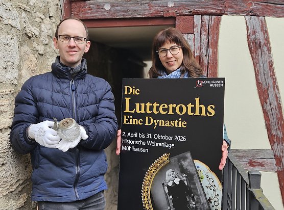 Die Kuratoren der Ausstellung Daniel Schweizer und Sarah P&ouml;nicke auf der Historischen Wehranlage (Foto: Matthias Nolte M&uuml;hlh&auml;user Museen)