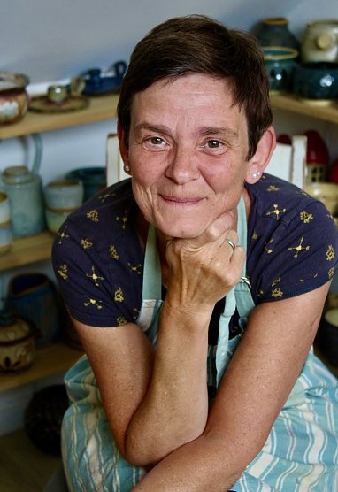 Yvonne Siemoleit in ihrem Töpferatelier untern Dach in Weberstedt (Foto: Eva Maria Wiegand) Yvonne Siemoleit in ihrem Töpferatelier untern Dach in Weberstedt (Foto: Eva Maria Wiegand)