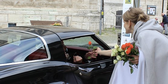 Beim Corvette-Treffen 2024 wurden die Fahrerrinnen und Fahrer von der Rosenk&ouml;nigin Melanie Kaiser in Bad Langensalza begr&uuml;&szlig;t (Archiv 2024) (Foto: Eva Maria Wiegand)