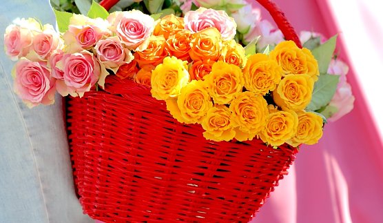 Bild: Roter Korb mit Rosen (rosa, gelb orange)