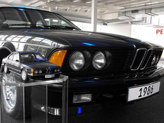 Ein alter BMW samt kleinem Bruder (Foto: Angelo Glashagel)