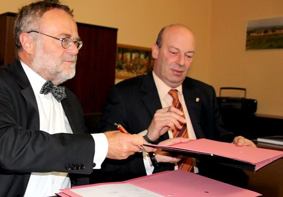 Unterschrieben (Foto: J. Piper) Unterschrieben (Foto: J. Piper)