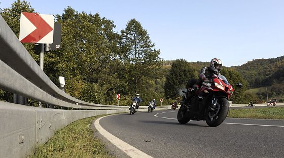 Bild: Fit in die Motorradsaison: Mit defensiver Fahrweise nicht ins Rutschen kommen.