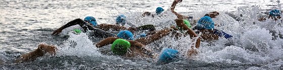 Bild: Start des letztj&auml;hrigen Einsteiger-Wettbewerbs. &Uuml;ber die selbe Distanz werden sich in diesem Jahr auch die Staffeln im Firmen-Triathlon messen.
