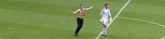 Bild: Wacker-Keeper Wohlfeld bekommt "Besuch".