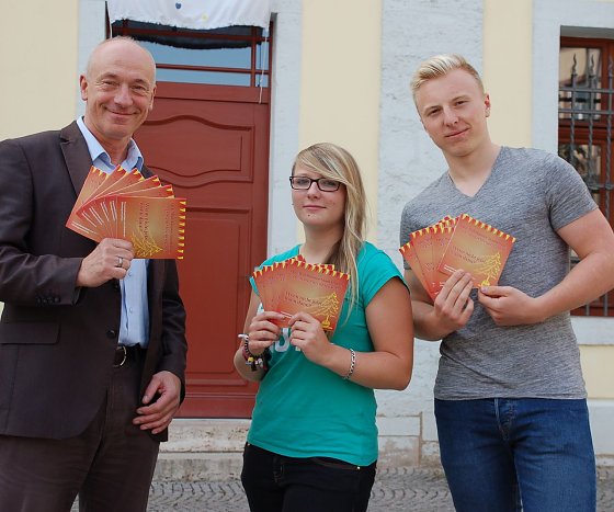 Bild: Kirmes-Guide &uuml;bergeben