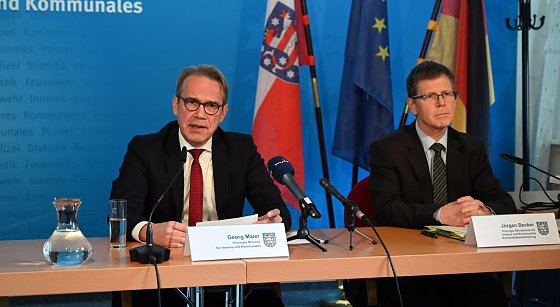 Bild: Innenminister Georg Maier und J&uuml;rgen Becker, der f&uuml;r die Kriminalit&auml;tsbek&auml;mpfung zust&auml;ndige Referatsleiter im Th&uuml;ringer Ministerium f&uuml;r Inneres und Kommunales, stellten die Statistik zur politisch motivierten Kriminalit&auml;t vor.