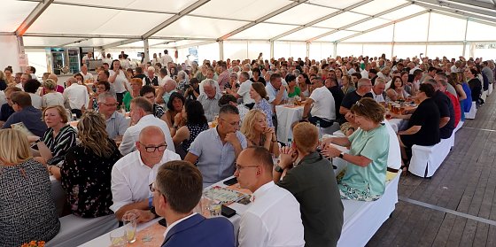 Bild: Alle Besch&auml;ftigten waren zur Geburtstagparty eingeladen