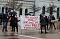 Proteste der Fris&ouml;rinnung vor dem Nordh&auml;user Bahnhof