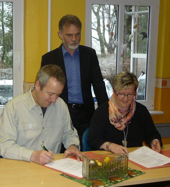 Bild: Sylvia K&ouml;the, Chefin der Eigenbetriebe und Forstamtsleiter Dirk Fritzlar gemeinsam mit Landrat Harald Zanker bei der Unterzeichnung der Kooperationsvereinbarung.