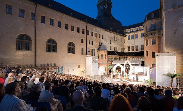 Bild: Blick auf die B&uuml;hne im Sondersh&auml;user Schlosshof