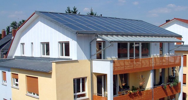 Bild: Mit Speichersystemen kann die Sonnenkraft nicht nur tags&uuml;ber genutzt werden.