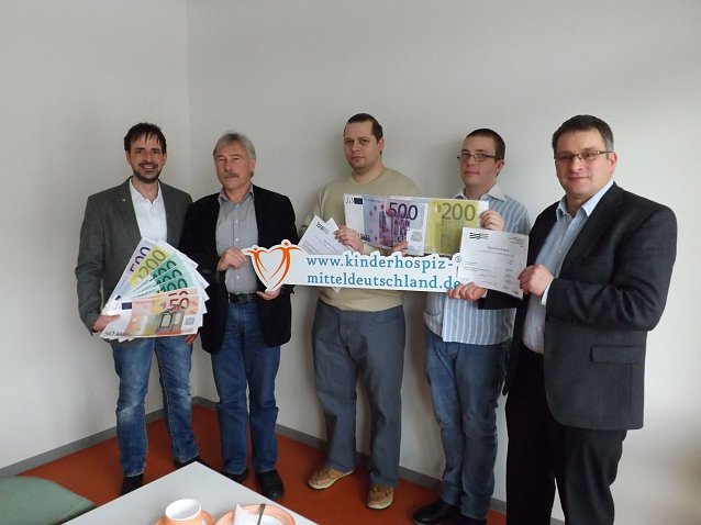 Bild: Bildunterschrift: Symbolische Spenden&uuml;bergabe: Alexander Wettig, Dr. Norbert Boyan, zwei Patienten des MRV und Klinikseelsorger Tobias Warnecke. (v. l.). 