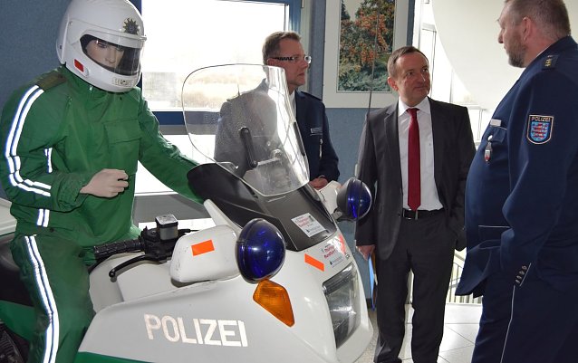 Bild: Poppenh&auml;ger (Mitte) zum Besuch an der Nordh&auml;user Darre