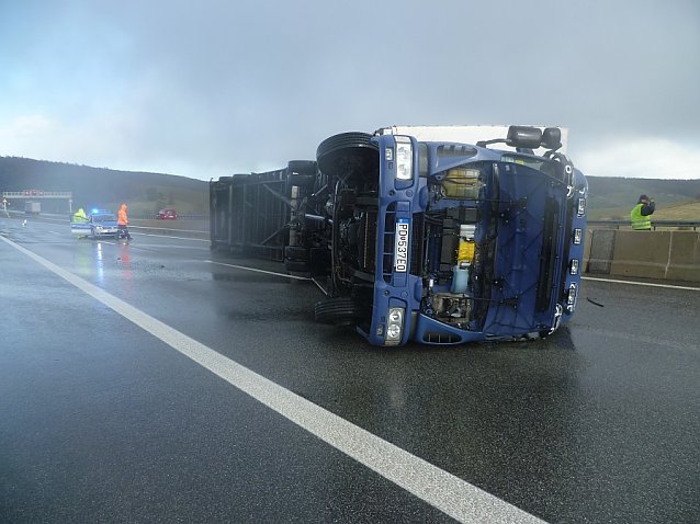 Bild: Der Fahrer des nur leicht beladenen LKW verletzte sich zum Gl&uuml;ck nur leicht