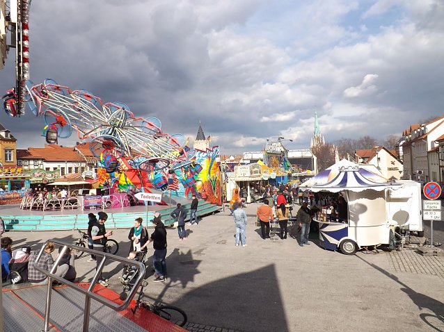 Bild: An den ersten beiden Tagen des F&uuml;hlingsfestes konnten Schausteller und Besucher mit dem Wetter zufrieden sein.