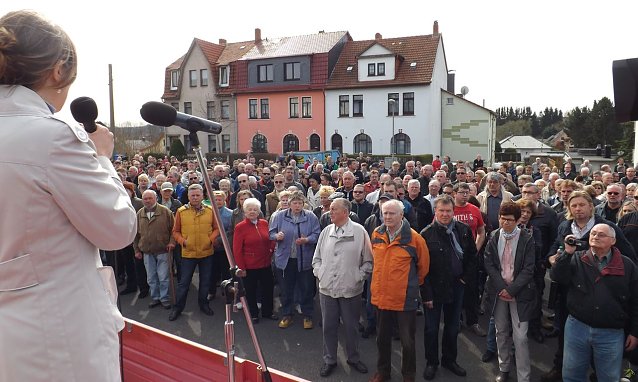 Bild: Demo vor der ehemaligen G&ouml;rmar-Kaserne in M&uuml;hlhausen
