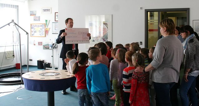 Bild: Zauber der Zahlen: F&uuml;r den Kindergarten "Sonnenschein" aus Gro&szlig;engottern wurde dieser nicht nur bei der Mit-Mach-Ausstellung im Sparkassenhaus "Mini-Mathematikum" erlebbar. Die Kinder freuen sich &uuml;ber die Anschaffung von mathematischen Materialien, mit deren Hilfe die Welt der Zahlen von 0 bis 20 mit Kopf, Herz und Hand erkundet werden kann. 