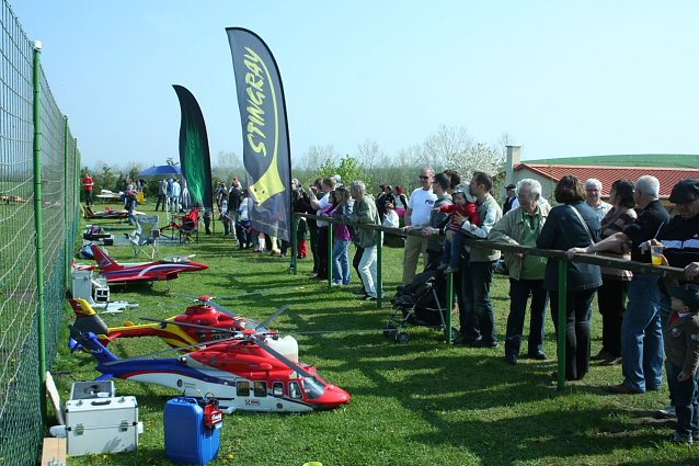Bild: Mit dabei ist wieder alles, was fliegen kann � historische und vorbildgetreue Modelle, Segler, Jets, Hubschrauber und Fun-Modelle und der Bonbonflieger.