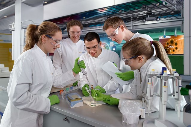 Bild: Einblicke in ein chancenreiches Berufsfeld: Bei den Praktika der BMBF-Initiative BIOTechnikum k&ouml;nnen sich die Teilnehmer unter Anleitung erfahrener Wissenschaftler selbst als Forscher bet&auml;tigen und so ein St&uuml;ck biotechnologischen Forschungsalltag kennenlernen.