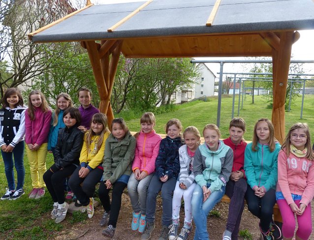 Bild: Die Drittkl&auml;ssler der Grundschule K&ouml;rner nahmen die neue Waldsch&auml;nke auf dem Spielplatz sofort in Beschlag.