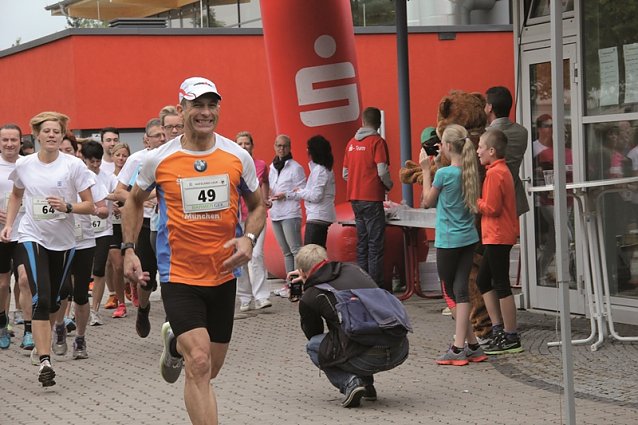 Bild: "Hand in Hand" ist das Motto des Hufeland-Laufes gegen den Krebs.