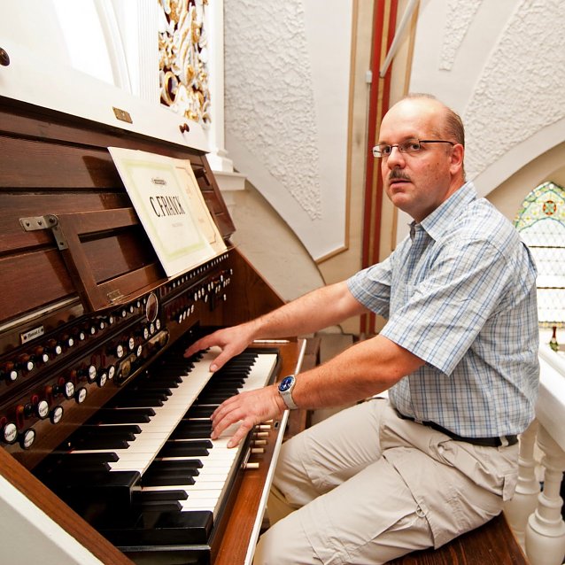 Bild: Der M&uuml;hlh&auml;user Komponist und Kirchenmusiker, Organist an der ber&uuml;hmten, gerade frisch gestimmten R&uuml;hlmann-Orgel von St. Petri-Margarethen, Christian Kropp, wird diesmal zur Kirmes den Marsch in der Orgelmusik vorstellen