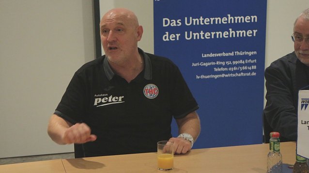 Bild: THC Trainer Herbert M&uuml;ller: es ist ein ungleiches Kr&auml;ftemessen