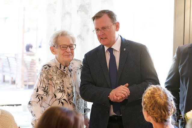 Bild: Zu Lisbeth G&ouml;bers Gratulanten gesellte sich auch Th&uuml;ringens Ministerpr&auml;sident Bodo Ramelow