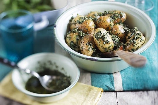 Bild: Versetzen Genie&szlig;er geschmacklich an das spanische Mittelmeer: Pellkartoffeln mit Salsa Verde
