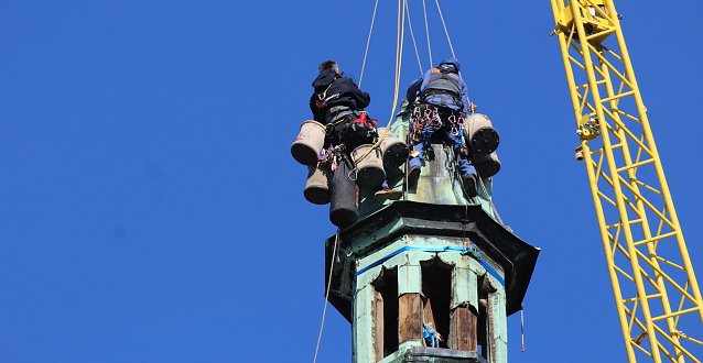 Bild: Spezialkr&auml;fte sichern die Turmspitze