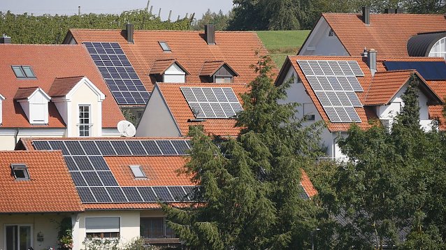 Bild: Solarstrom auf privaten D&auml;chern