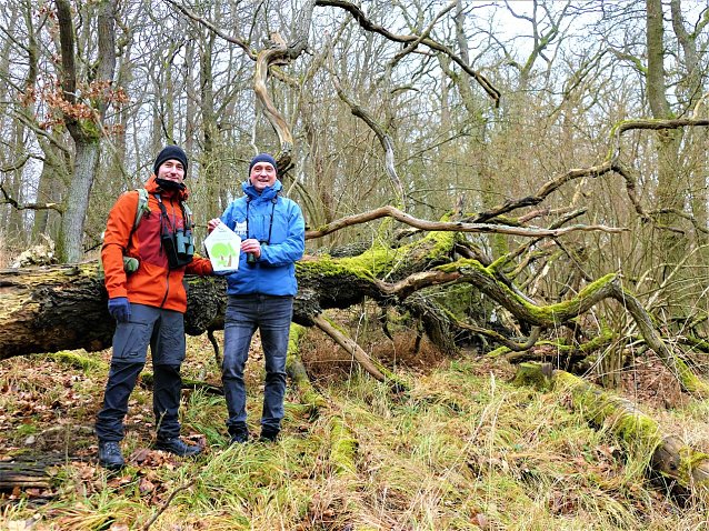 Waldbesitzer Maik Engelhardt und der Koordinator des NABU-Luchsprojektes, Silvester Tam&aacute;s im Wald bei Nordhausen Foto: NABU Th&uuml;ringen