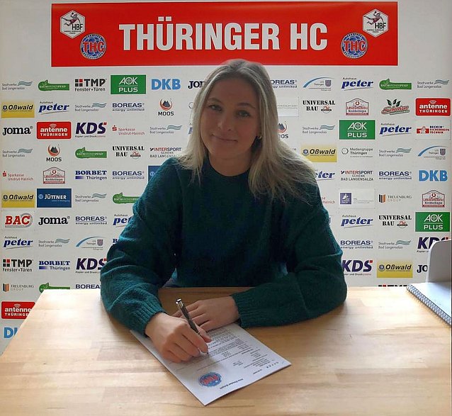 Bild: Irma Schj&ouml;t bei der Vertragsunterzeichnung