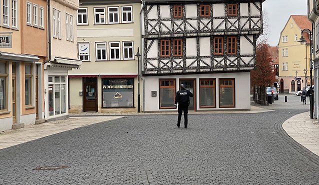 Bild: Wo laufen sie denn? Polizist sucht Demonstranten 