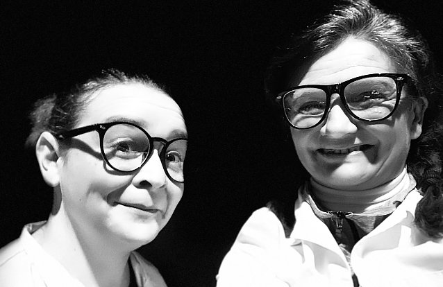 Bild: Frau Dr. Sch&ouml;neberger (Barbara Brumme) und Frau Dr. Schoenetal (Diana Floetenmeyer) laden herzlich zu ihrem welturauff&uuml;hrenden Seminar ein. 