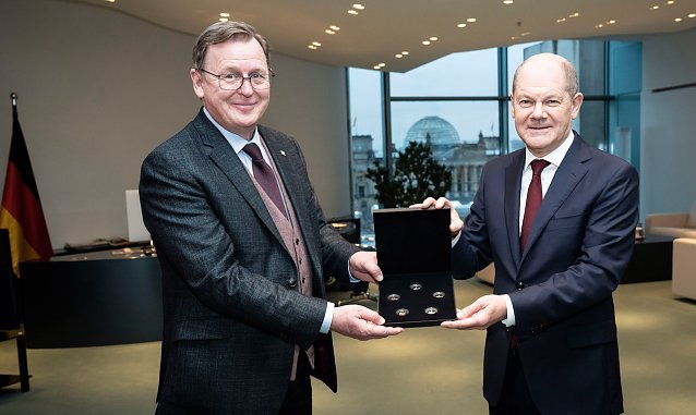 Bild: Bodo Ramelow empf&auml;ngt aus den H&auml;nden von Bundeskanzler Olaf Scholz die Th&uuml;ringen-M&uuml;nze