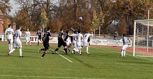 Bild: Auch der Spielbetrieb der Landesliga (hier eine Szene aus einem Preu&szlig;en-Spiel) ist mit der Verf&uuml;gung wieder gesichert  