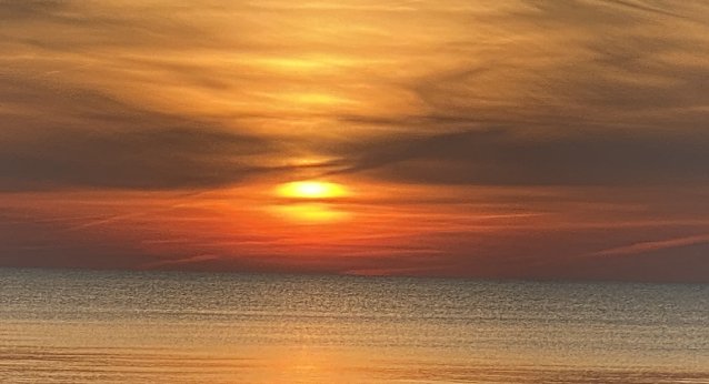 Bild: Versinkt Corona bald im Meer der Bedeutungslosigkeit wie hier die Sonne in der Ostsee?